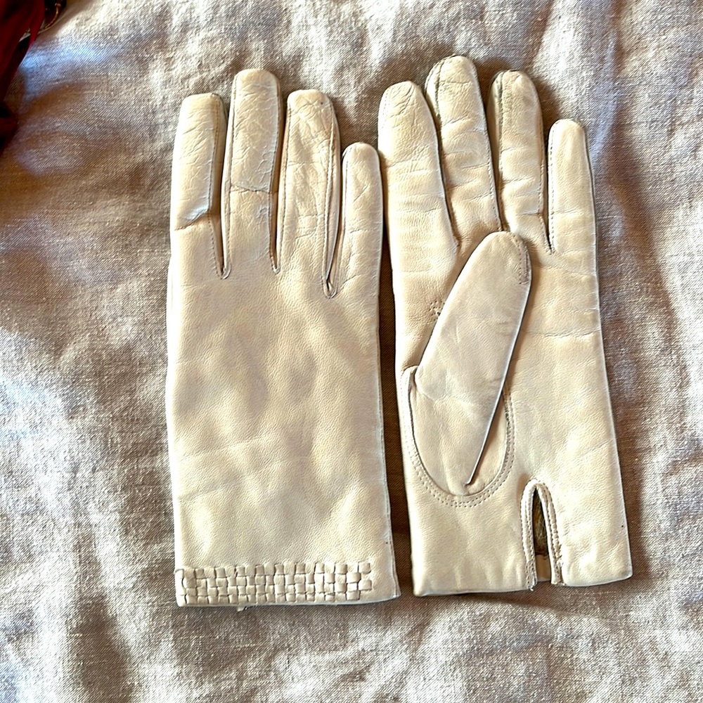White leather gloves with rabbit fur lining, size 7.5